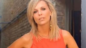 Denise Dumas, conductora.