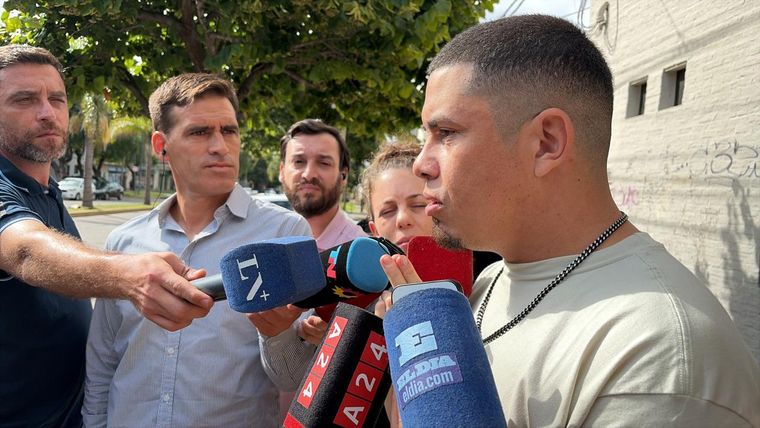 Marcos, padre de Kim Gómez, dialogando con la prensa antes de ingresar a la dependencia judicial.