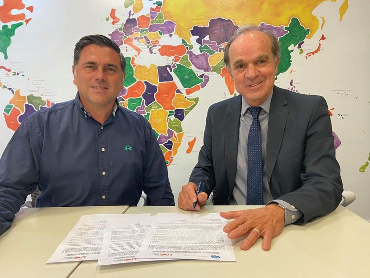 Juan Medici; director de AFS Argentina y Uruguay y Hugo Paez Padró en la firma de un convenio entre IUCE y AFS. Juan Medici; director de AFS Argentina y Uruguay y Hugo Paez Padró en la firma de un convenio entre IUCE y AFS.