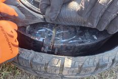 Los gendarmes descubrieron en el interior de un neumático una estructura de metal Foto: Gendarmería Nacional