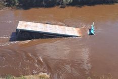 Un importante operativo se desplegó este martes en la autopista Córdoba–Rosario en búsqueda del chofer de un camión que despistó y terminó dentro de un arroyo en la autopista Córdoba-Rosario.