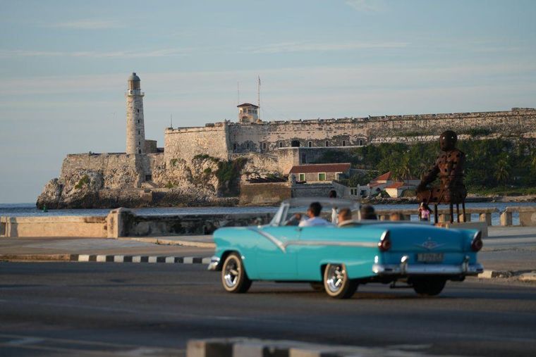 Algunas de las medidas buscan golpear el turismo, uno de los pilares de la economía cubana.