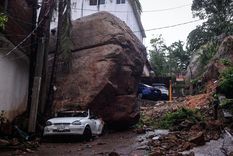 Vehículo bajo una roca provocado, por el paso del huracán John en la parte alta del puerto de Acapulco, en Guerrero (México). Foto: EFE/ David Guzmán