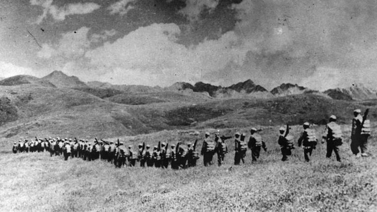 El 7 de octubre de 1950 miles de tropas chinas ingresaron al Tíbet, un evento considerado como una "invasión" por los tibetanos.