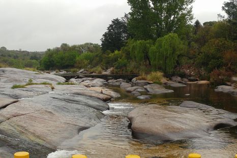 El río Los Chorrillos atraviesa el pueblo, formando piletones naturales que atraen a cientos de visitantes en verano.