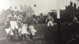 Partido de fútbol en el viejo Kennington Oval por la final de la FA Cup de 1887 entre Aston Villa y West Bromwich Albion. Partido de fútbol en el viejo Kennington Oval por la final de la FA Cup de 1887 entre Aston Villa y West Bromwich Albion.