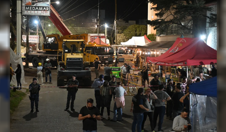 Los trabajos en Villa Gesell en la madrugada. Foto: NA