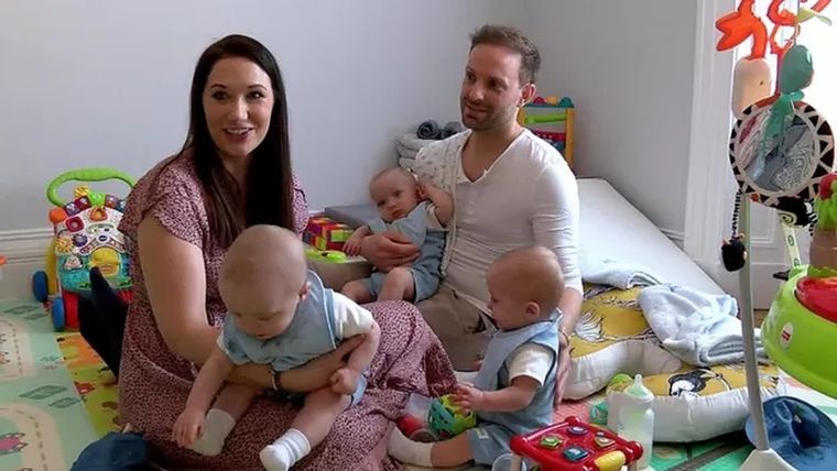 Foto: Craig y Gina Dewdney se enteraron que concebir trillizos idénticos de forma natural era extremadamente raro.