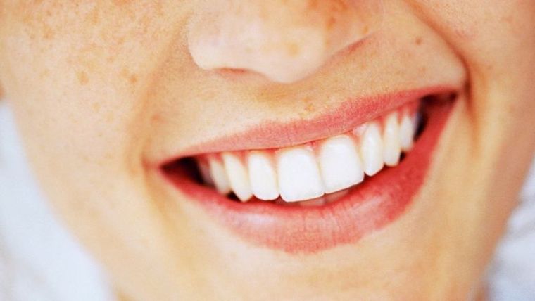 El truco definitivo para blanquear tus dientes con un ingrediente de la despensa Hoy traemos un método natural que ayuda con la salud de tu boca. Foto: Freepik
