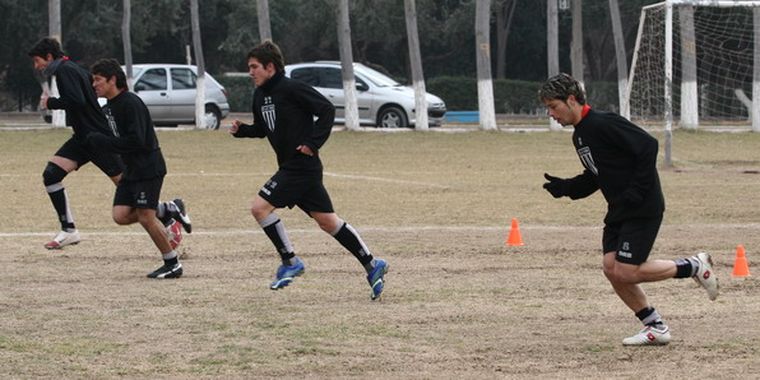 A sus lugares. El Lobo espera confiado la hora del debut en el Argentino A. Foto: NACHO GAFFURI