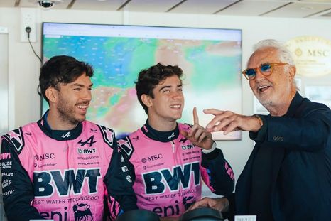 Briatore junto a Colapinto y Gasly, pilotos actuales de Alpine. Briatore junto a Colapinto y Gasly, pilotos actuales de Alpine.