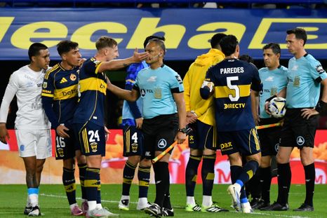 Los jugadores de Boca terminaron en llamas con el arbitraje de Pablo Dóvalo. Los jugadores de Boca terminaron en llamas con el arbitraje de Pablo Dóvalo.