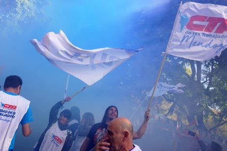Crece la presión sindical por parte de las CTA contra el Gobierno. Crece la presión sindical por parte de las CTA contra el Gobierno.