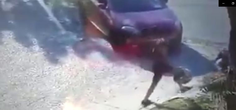 El hecho quedó registrado en las cámaras de seguridad