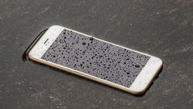 El iPhone 17 Pro Max sobrevivió tres días bajo el barro tras una severa inundación.