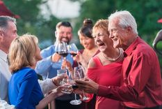 Adultos mayores de brindis.