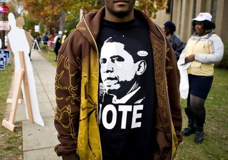 Un afroamericano apoyando a Obama.