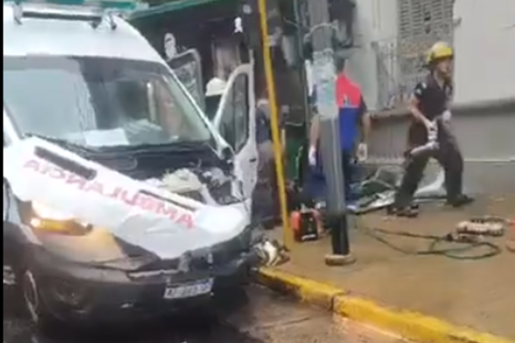 La ambulancia transportaba una embarazada Foto: X La ambulancia transportaba una embarazada Foto: X