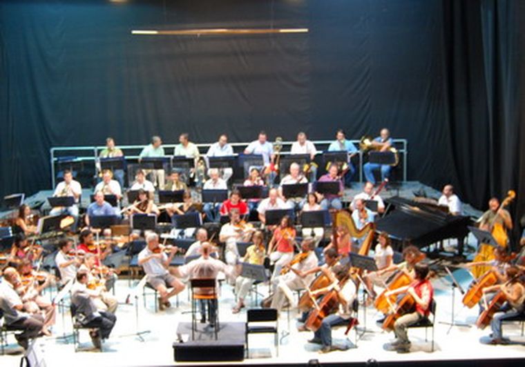 La orquesta, bajo batuta del maestro David Handel, durante un ensayo. Foto: Gentileza