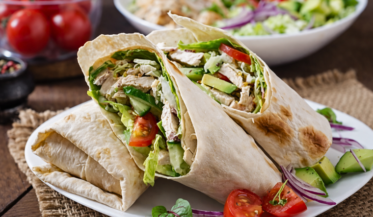 El pollo frío mantiene mejor la textura dentro del wrap. El pollo frío mantiene mejor la textura dentro del wrap.