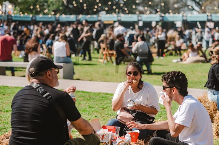 Personas comiendo en un parque