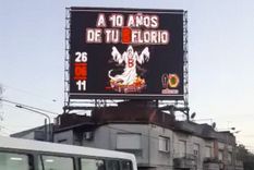 Una de las pantallas, en Tres de Febrero, puede verse desde la General Paz