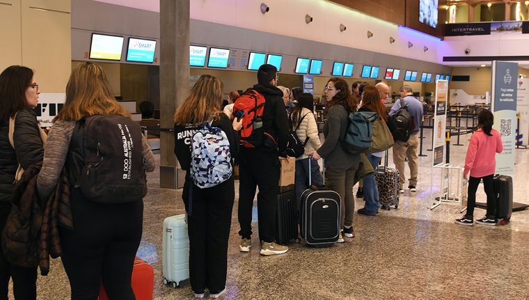 Las partidas y arribos entre Mendoza y Buenos Aires registraron cancelaciones y demoras por la niebla en Aeroparque.