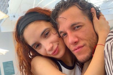 La flamante pareja y un gran presente. Créditos: Instagram / alexcaniggia