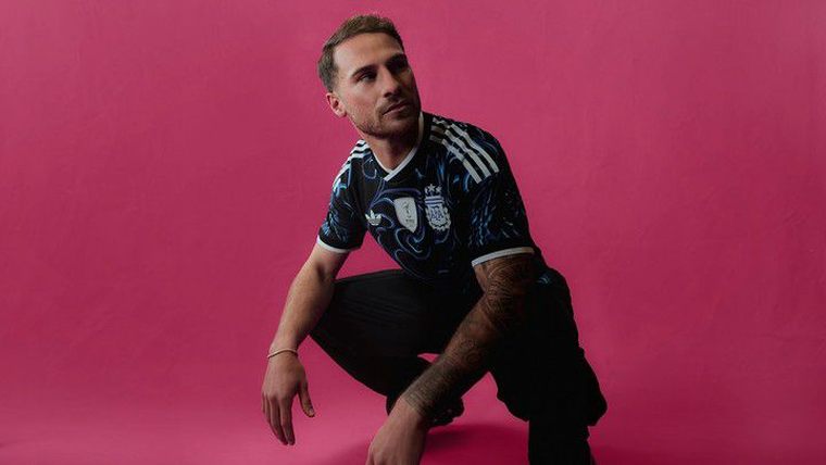 Alexis Mac Allister posando con la nueva camiseta de la Albiceleste. Alexis Mac Allister posando con la nueva camiseta de la Albiceleste.