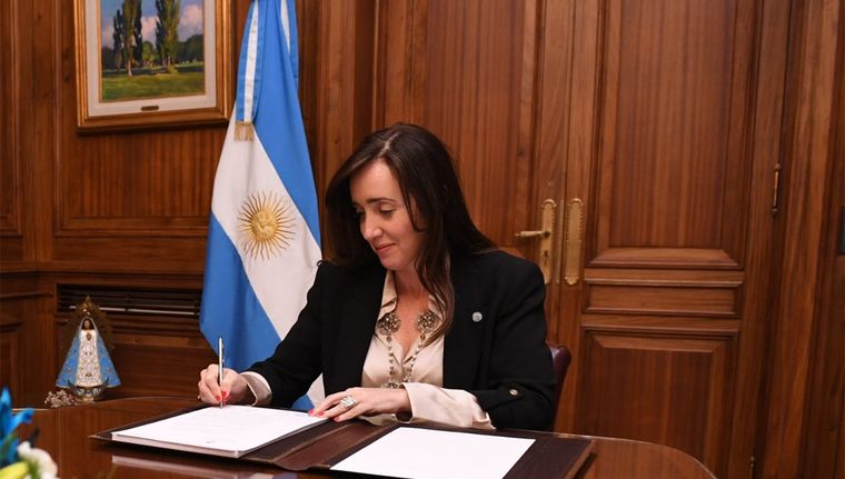 La vicepresidenta decidió hace minutos prorrogar el congelamiento Foto: Senado