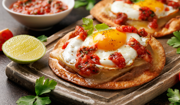 Hoy en día, la receta de huevos rancheros es tan popular que se sirve en restaurantes de todo el mundo como símbolo del auténtico desayuno mexicano.