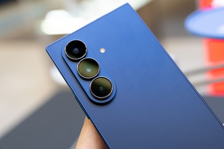 El futuro Galaxy Z TriFold integraría un zoom 100x y un sensor de 200 MP, según los rumores. El futuro Galaxy Z TriFold integraría un zoom 100x y un sensor de 200 MP, según los rumores.