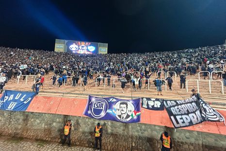 una fiesta sin pausa: la hinchada de independiente rivadavia jugo su propio partido una fiesta sin pausa: la hinchada de independiente rivadavia jugo su propio partido