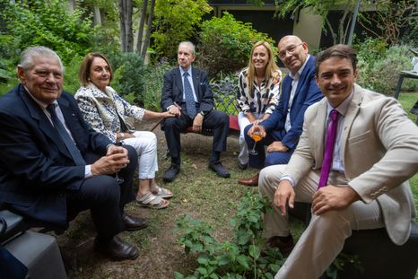 Importantes empresarios y emprendedores mendocinos fueron a felicitar y a compartir con la galardonada este especial reconocimiento. En la nota, los pormenores y la galería de fotos, al final. Importantes empresarios y emprendedores mendocinos fueron a felicitar y a compartir con la galardonada este especial reconocimiento. En la nota, los pormenores y la galería de fotos, al final.