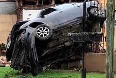 dos hermanos de 11 y 14 anos le sacaron el auto al padre y chocaron contra una casa
