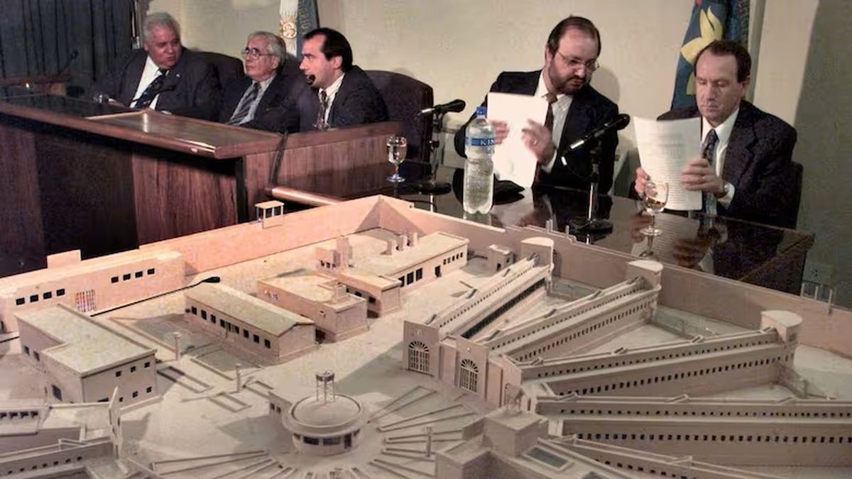 Los 12 Apóstoles, las empanadas y el partido de fútbol con una cabeza como pelota: el motín de Sierra Chica