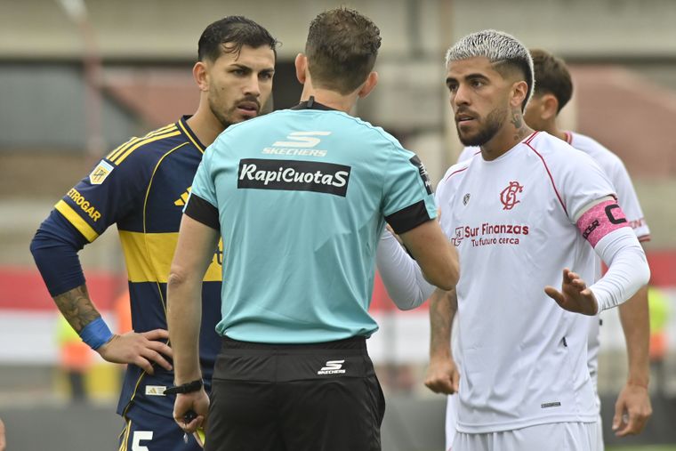 Iván Tapia protagonizó un duelo con Leandro Paredes y vio la roja.