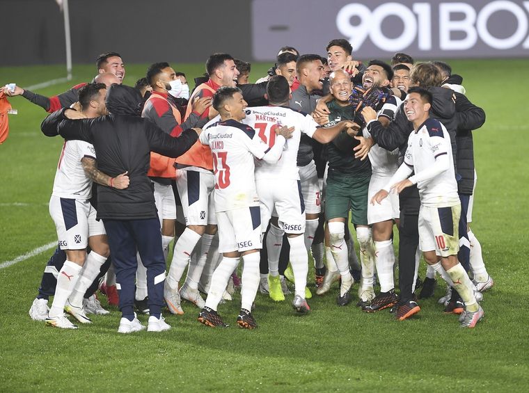 El Rojo festeja la victoria en La Plata. Foto: Télam