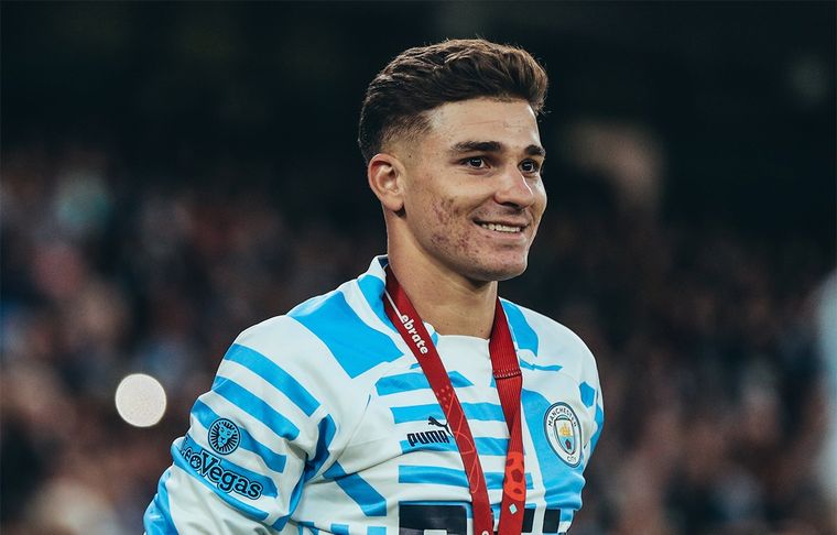 Julián Álvarez El delantero argentino recibió un cálido recibimiento por parte de los hinchas de Manchester City en Etihad.