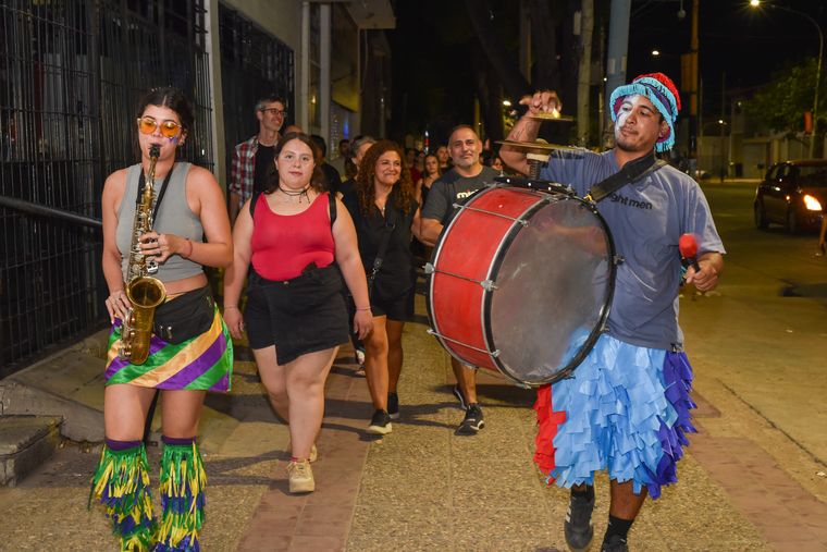 Tras el recorrido, los visitantes se dirigen a una cervecería artesanal de la zona escoltados por la música y el baile de Piantades por el pulso. Tras el recorrido, los visitantes se dirigen a una cervecería artesanal de la zona escoltados por la música y el baile de Piantades por el pulso.