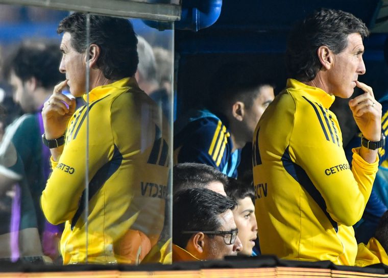 Claudio Úbeda observa antentamente el paritdo que hizo Boca en el triunfo ante Talleres. El DT dejó una reflexión que reavivó la huella de Russo.