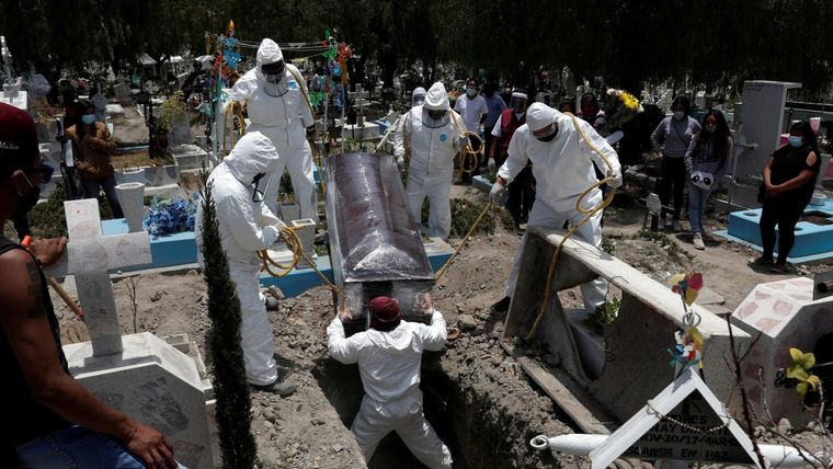 Funeral en un cementerio en las afueras de la Ciudad de México. 19 de junio de 2020.