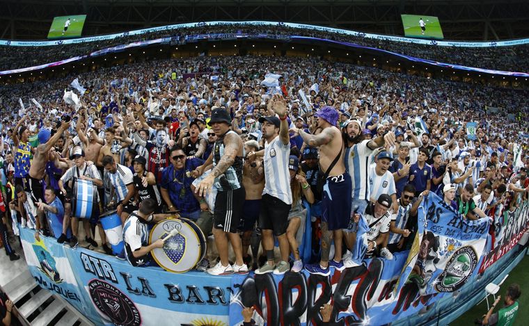 La hinchada argentina alentó sin parar ante México y empujó al equipo antes y después del golazo de Messi. Foto: EFE/ Rodrigo Jiménez