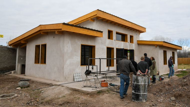 Familias de Mendoza cuentan cómo se vive en una casa de quincha mejorada y adobe. &nbsp;