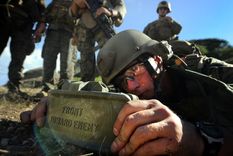 Un militar coloca una M18 Claymore en un campo de pruebas. Foto: Wikipedia.