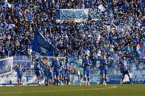 Los hinchas del Expreso prepararon un recibimiento especial para sus jugadores.