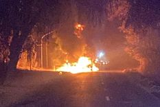 Testigos captaron el incendio del colectivo en el cruce de calle Cubillos y Ruta 40 Vieja.&nbsp;