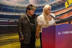 Verónica Ojeda y Dieguito Jr durante la presentación de la muestra inmersiva Diego Vive en Córdoba. Foto: Agencia Córdoba Turismo