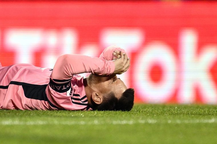 Lionel Messi, tendido en el suelo y adolorido tras la infracción. Foto: @M30Xtra