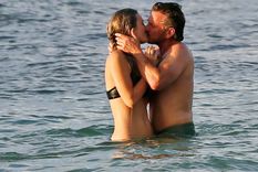 difunden mas fotos de sean penn y su novia de 24 anos